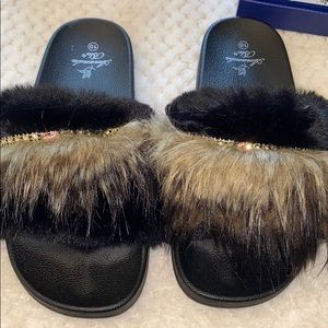 Faux fur slide sandal size 10 new in box